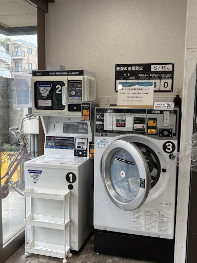 COIN LAUNDRY pulito